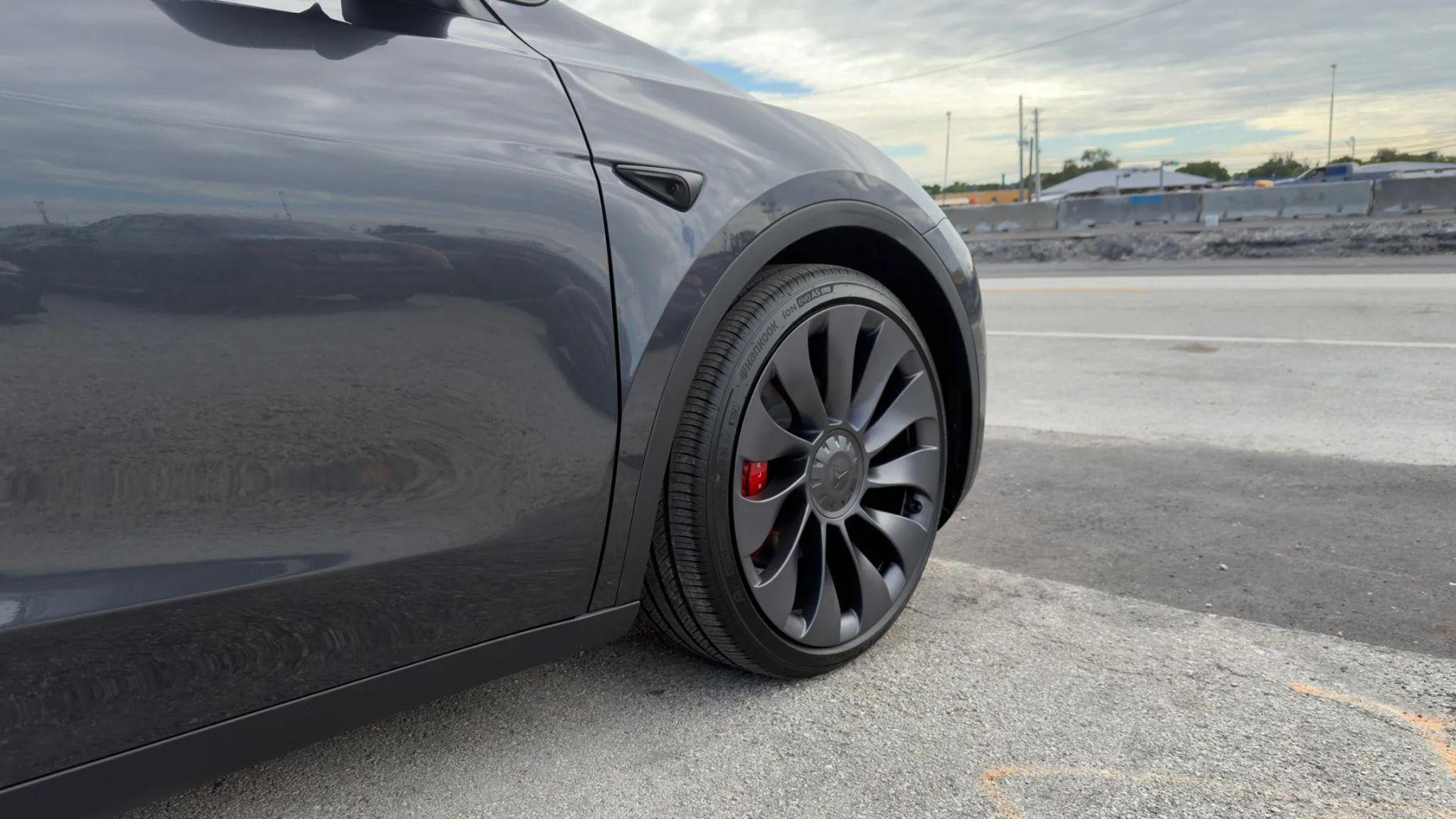 Tesla Model Y - Thumbnail 13