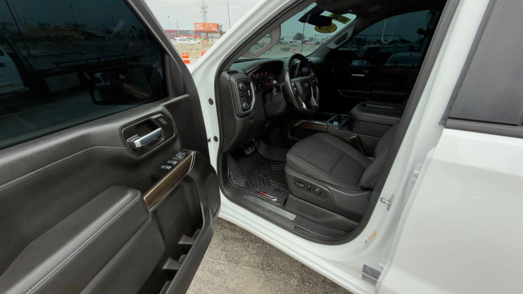 Chevrolet Silverado 1500 Crew Cab - Thumbnail 3