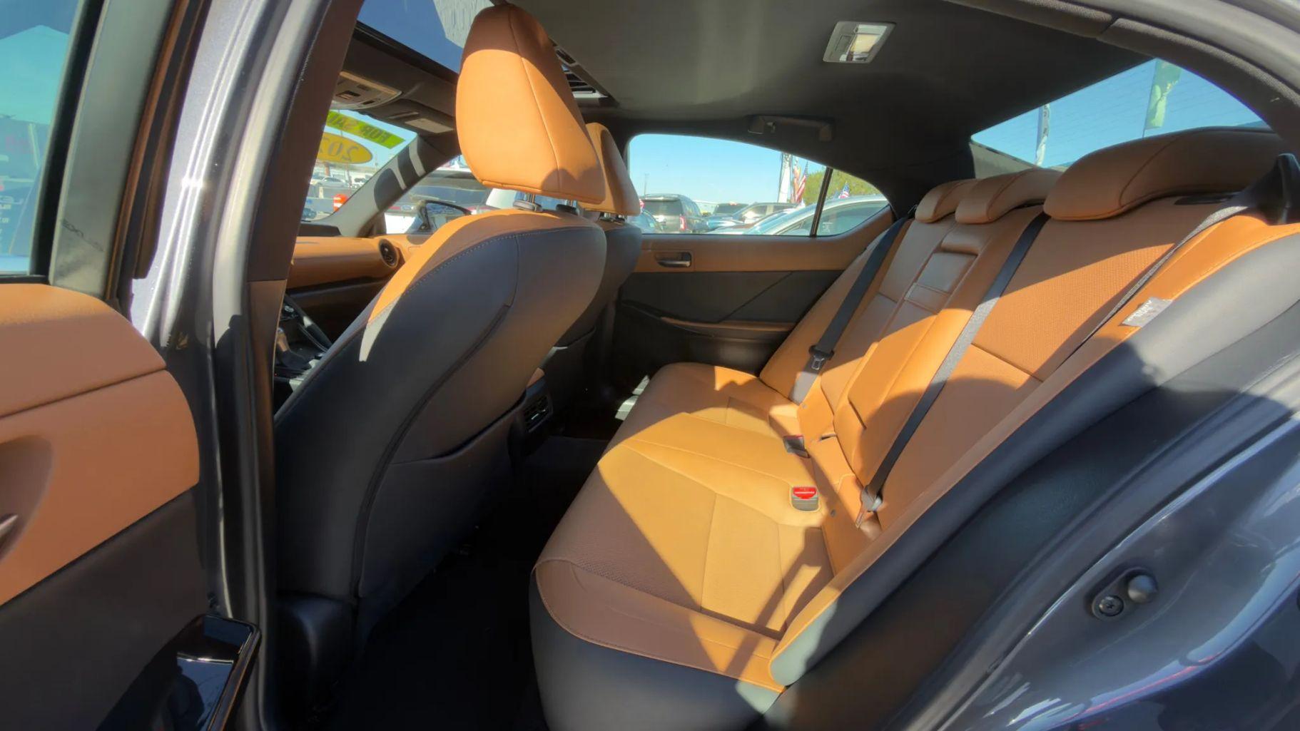 Lexus Is - Thumbnail 2