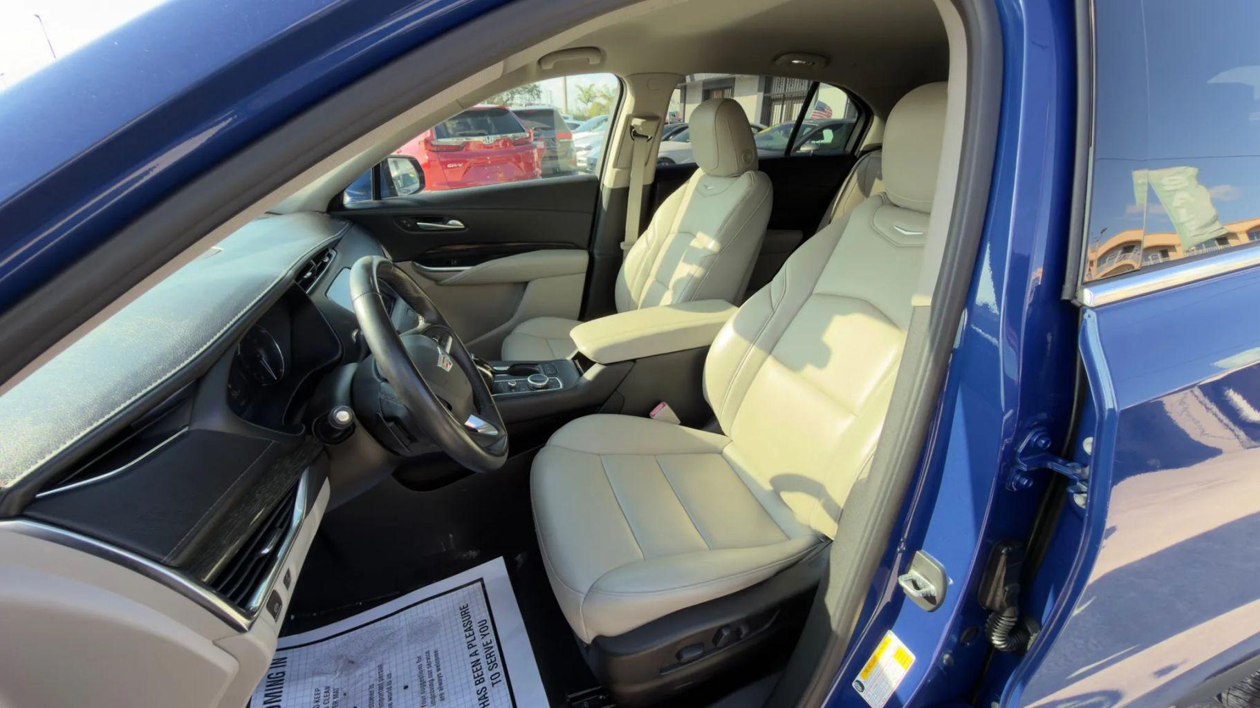 Cadillac Xt4 - Thumbnail 2