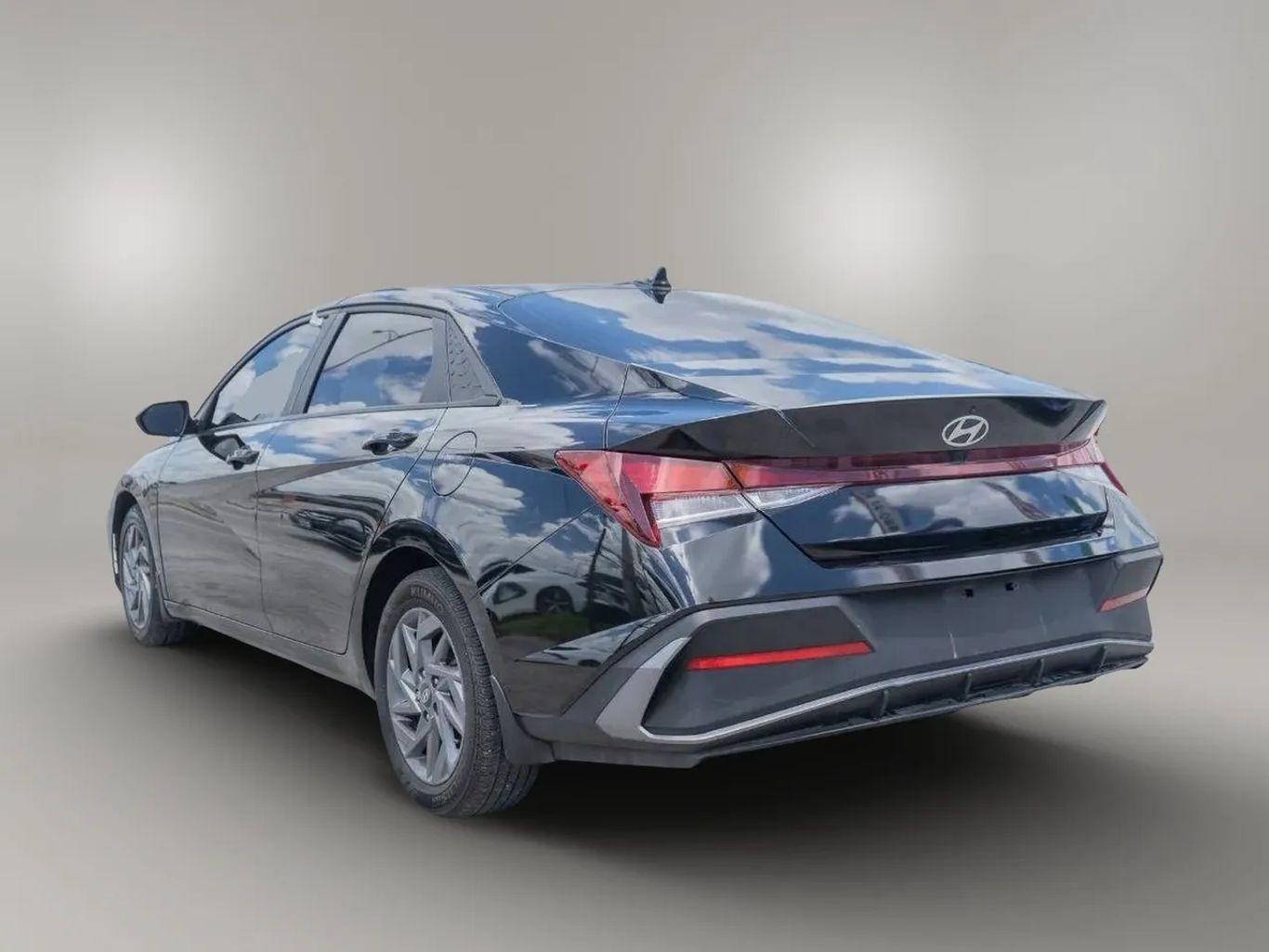 Hyundai Elantra - Thumbnail 12