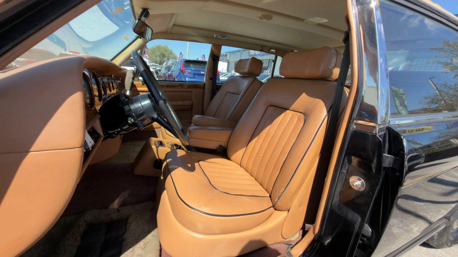 Rolls-Royce Silver Spur Sedan - Thumbnail 3