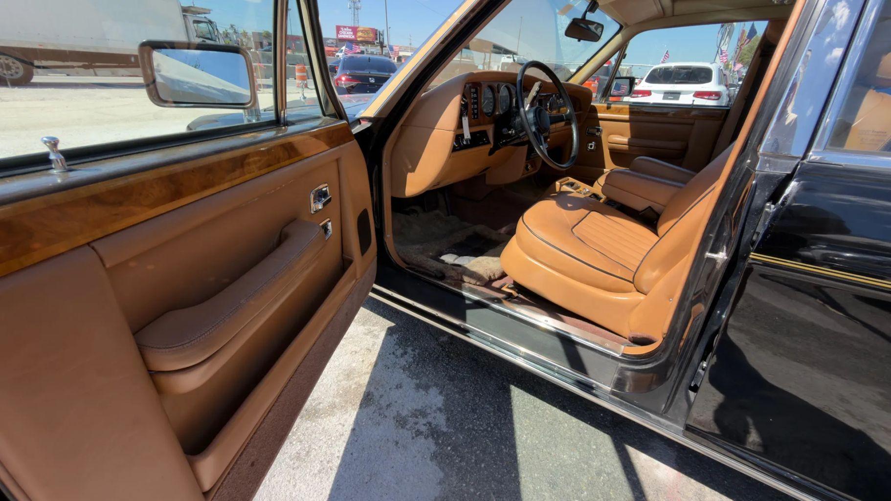 Rolls-Royce Silver Spur Sedan - Thumbnail 2