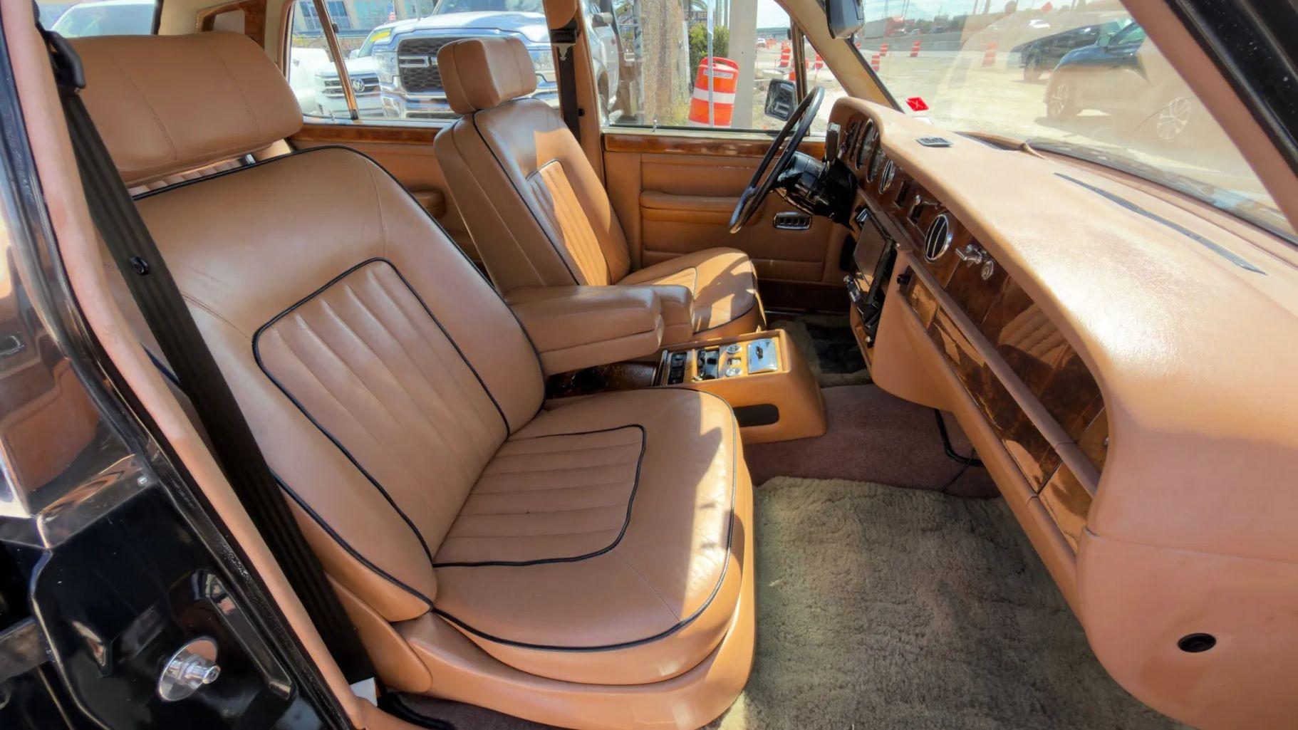 Rolls-Royce Silver Spur Sedan - Thumbnail 17