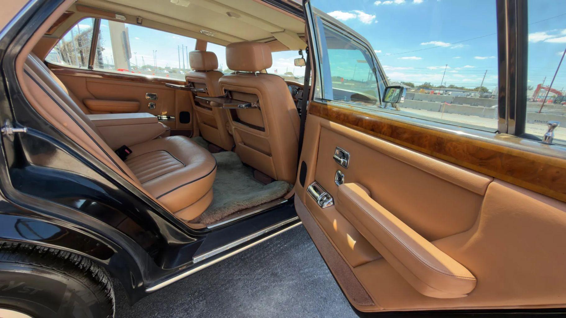 Rolls-Royce Silver Spur Sedan - Thumbnail 19