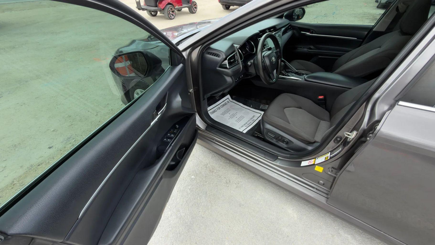 Toyota Camry - Thumbnail 3