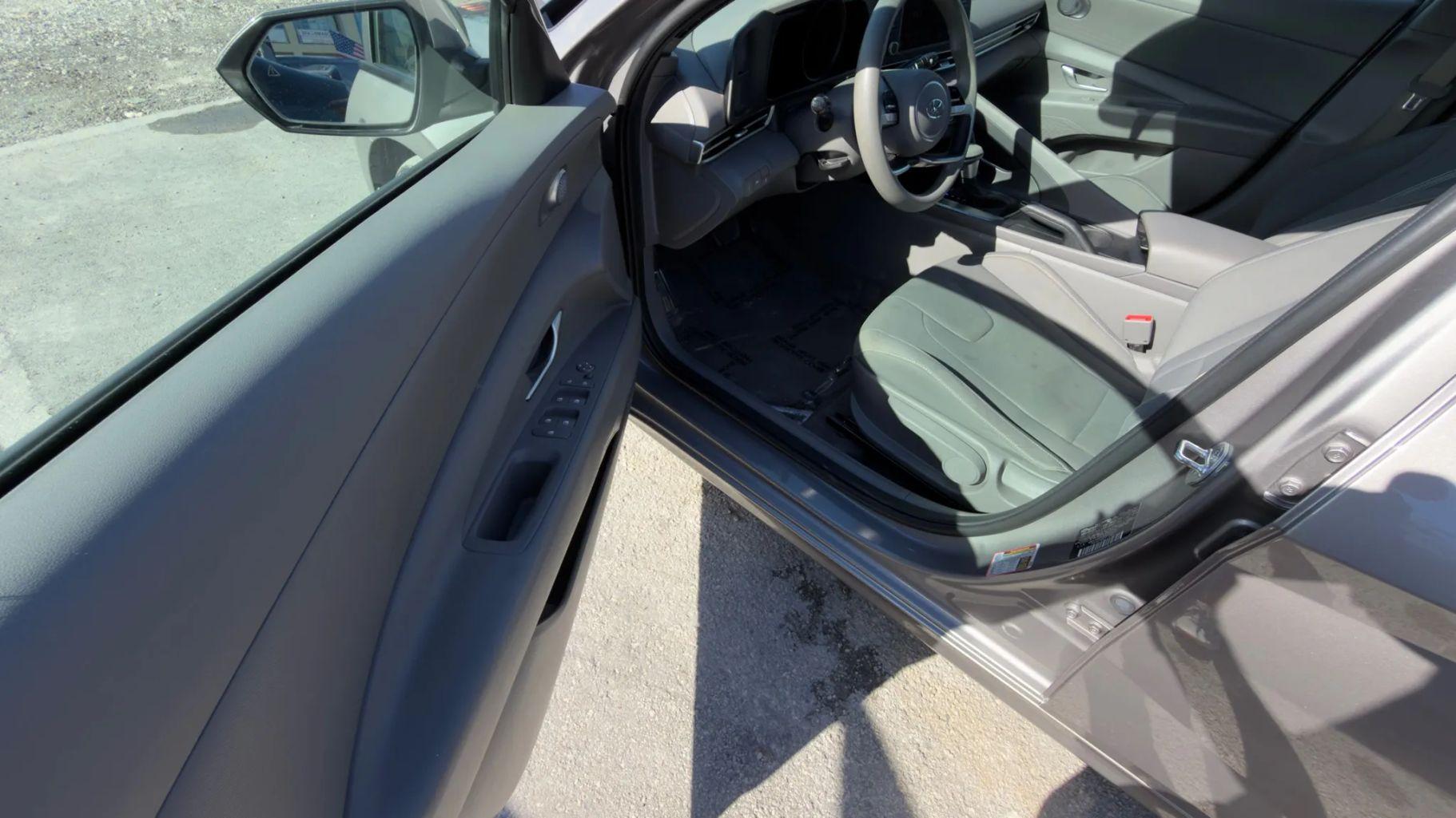 Hyundai Elantra - Thumbnail 3