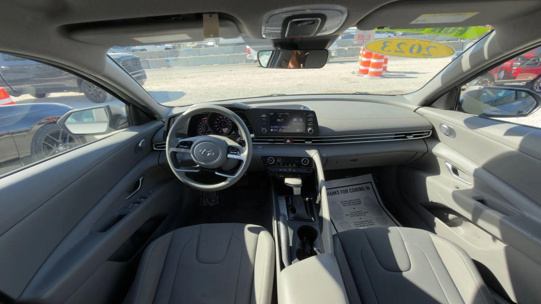 Hyundai Elantra - Thumbnail 2