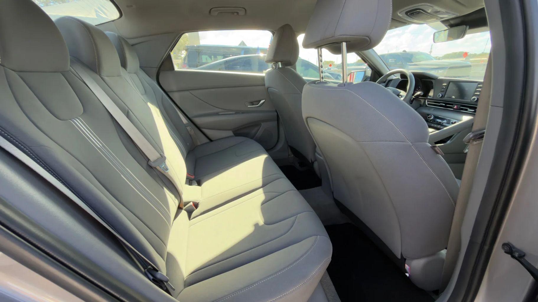 Hyundai Elantra - Thumbnail 16