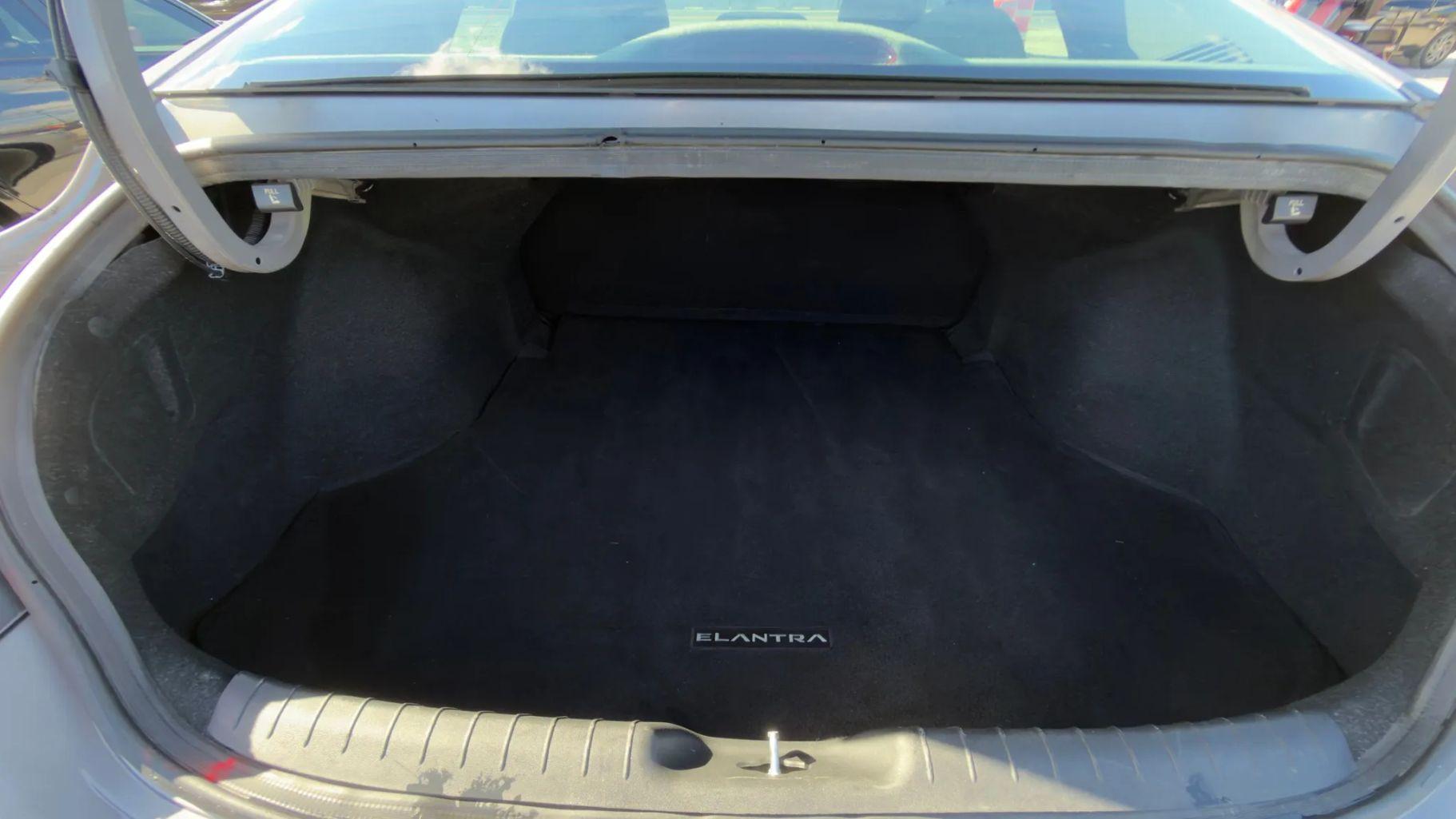 Hyundai Elantra - Thumbnail 17