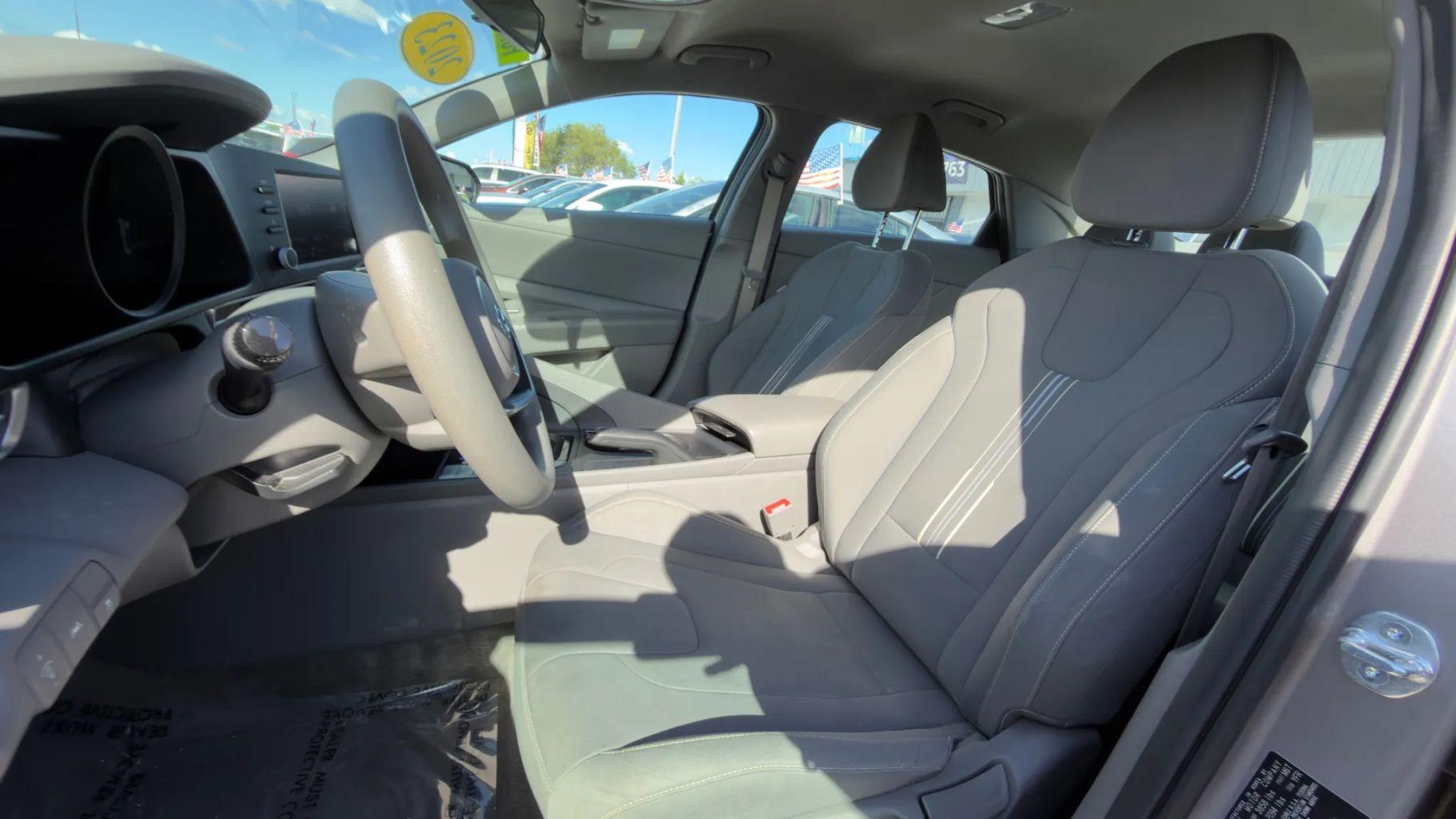 Hyundai Elantra - Thumbnail 4