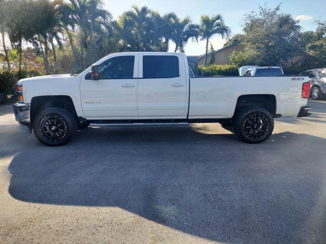 Chevrolet Silverado 2500 Hd Crew Cab - Thumbnail 9