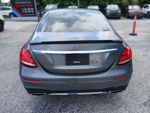 Mercedes-Benz E-Class - Thumbnail 9