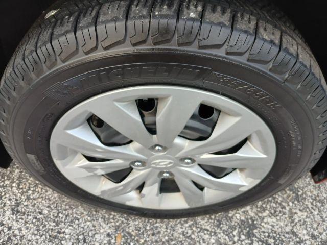 Hyundai Accent - Thumbnail 5