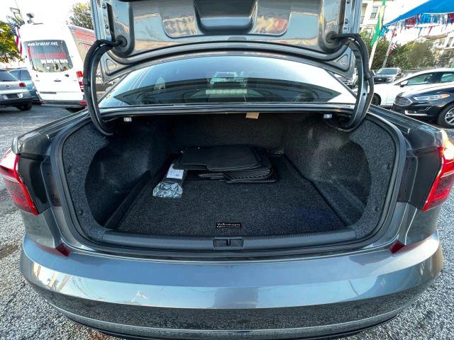 Volkswagen Passat - Thumbnail 16