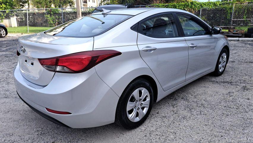 Hyundai Elantra - Thumbnail 17