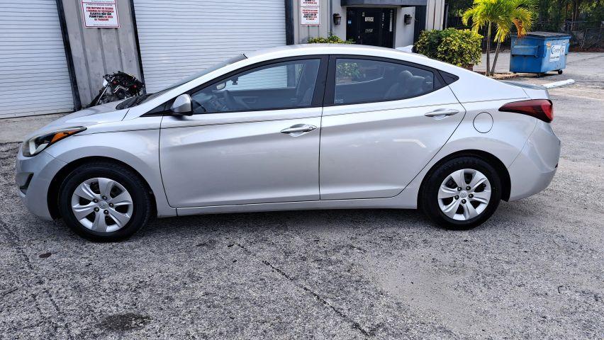 Hyundai Elantra - Thumbnail 14