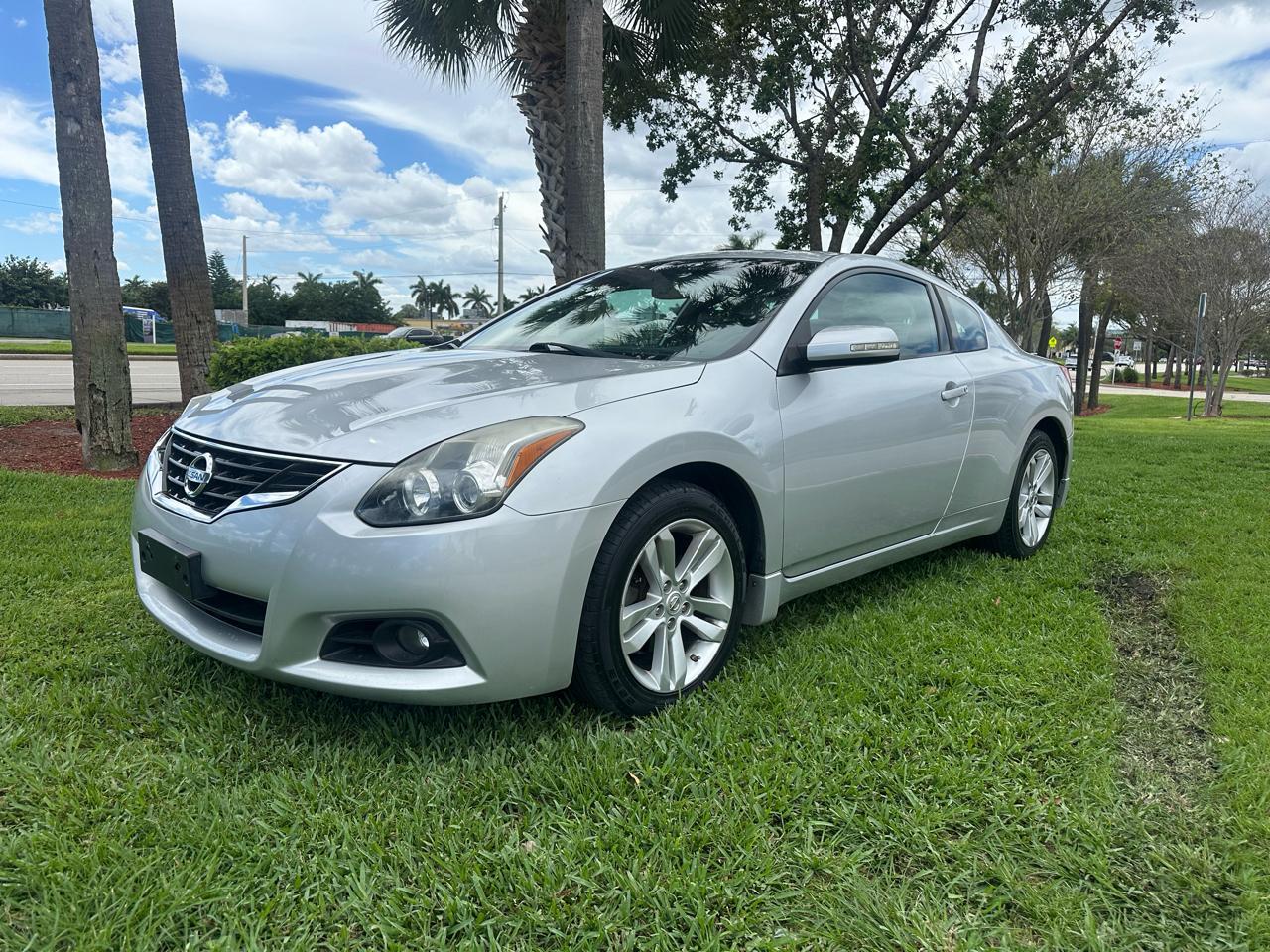 Nissan Altima2.5 S 6M/T Coupe - View 1