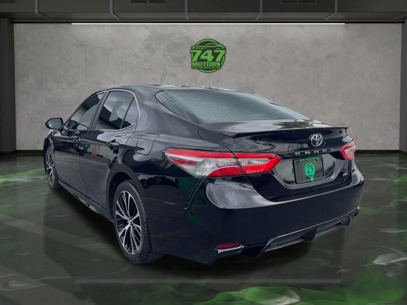 Toyota Camry Se - Thumbnail 4