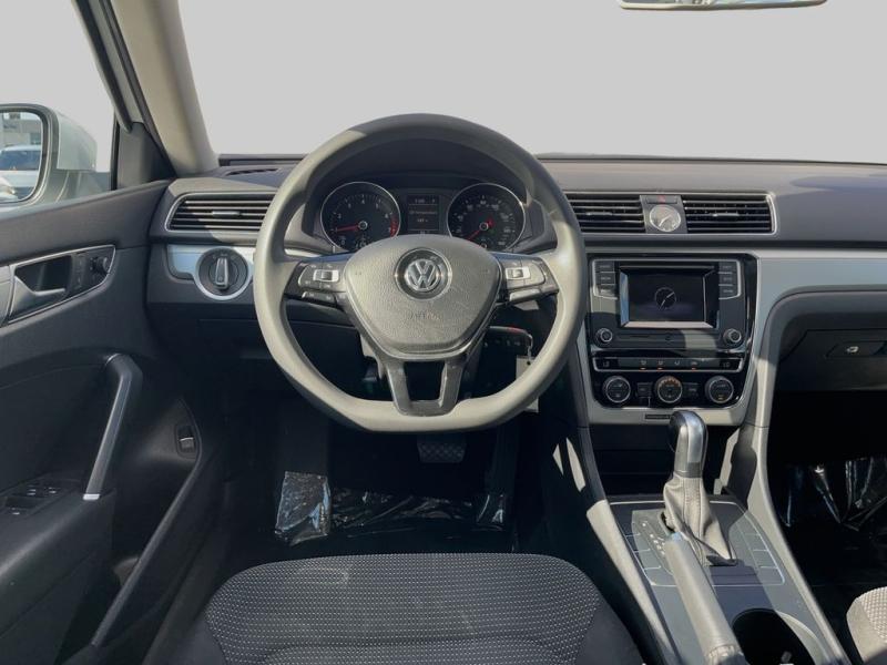 Volkswagen Passat 1.8T S - Thumbnail 18