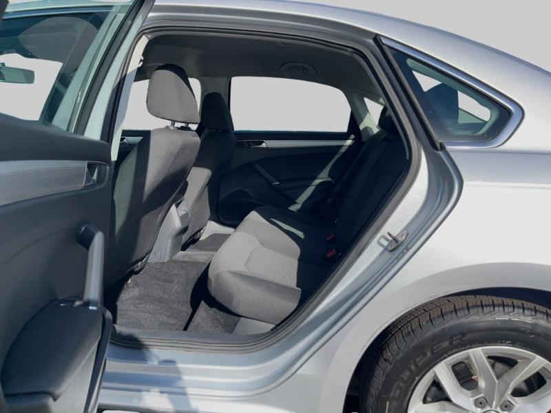 Volkswagen Passat 1.8T S - Thumbnail 12