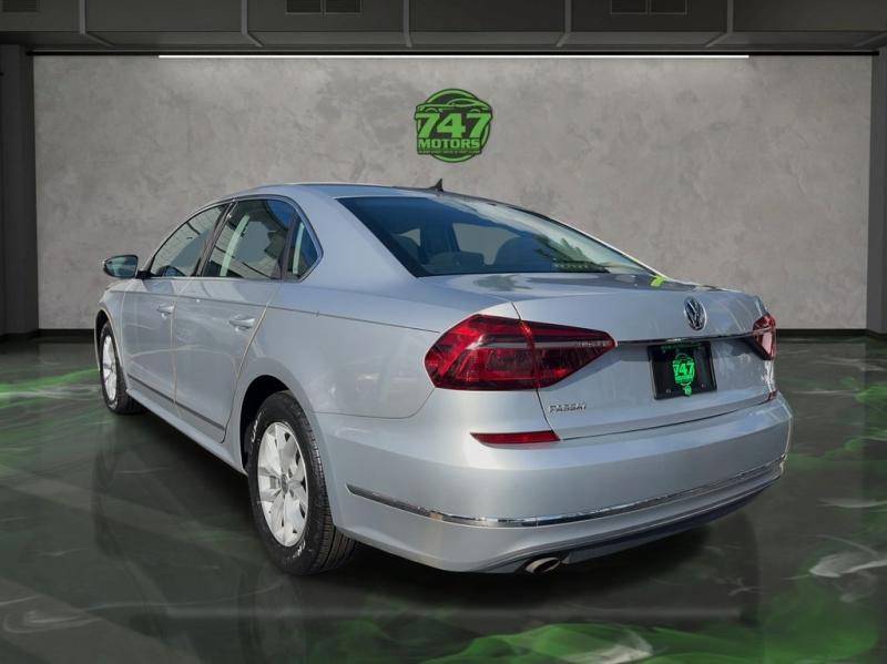 Volkswagen Passat 1.8T S - Thumbnail 4