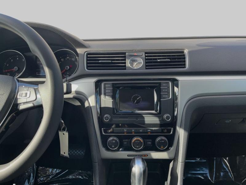 Volkswagen Passat 1.8T S - Thumbnail 16