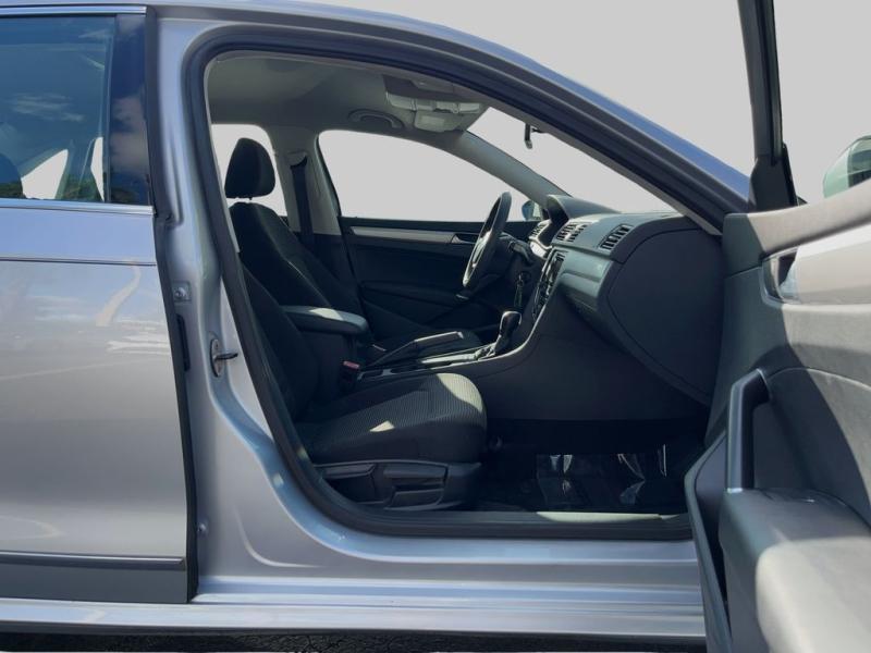 Volkswagen Passat 1.8T S - Thumbnail 14