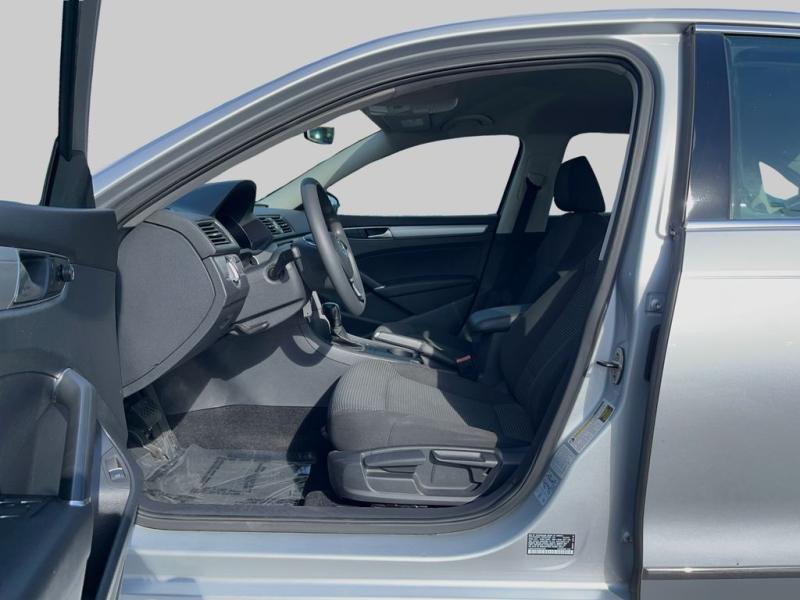 Volkswagen Passat 1.8T S - Thumbnail 11