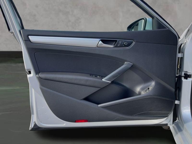 Volkswagen Passat 1.8T S - Thumbnail 10