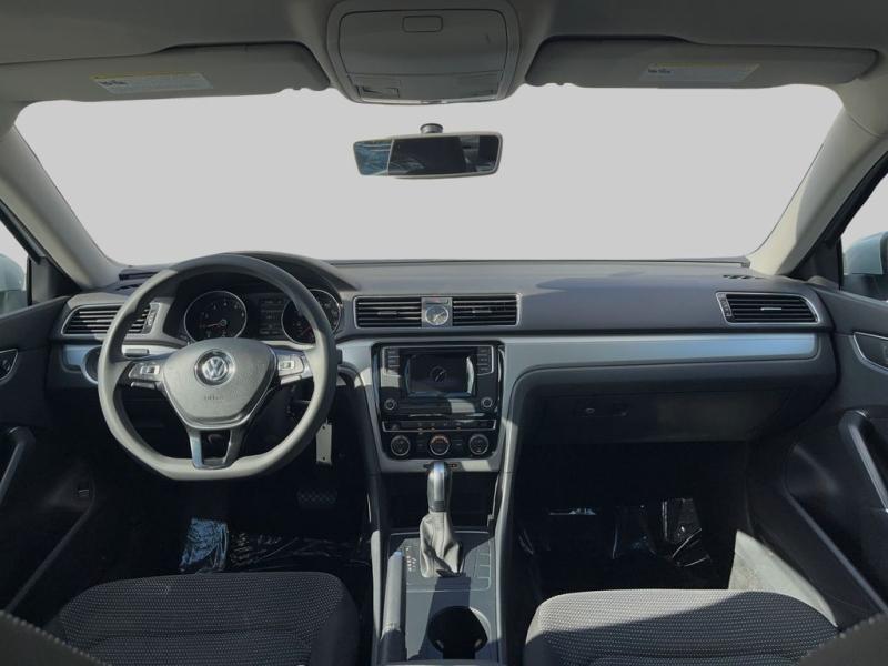 Volkswagen Passat 1.8T S - Thumbnail 15