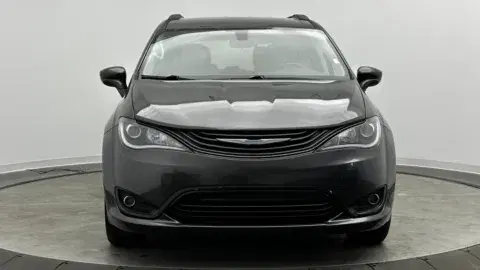 Chrysler Pacifica Hybrid Touring L - Thumbnail 3