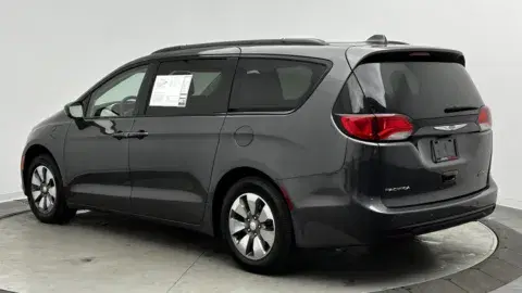 Chrysler Pacifica Hybrid Touring L - Thumbnail 6