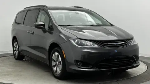 Chrysler Pacifica Hybrid Touring L - Thumbnail 4