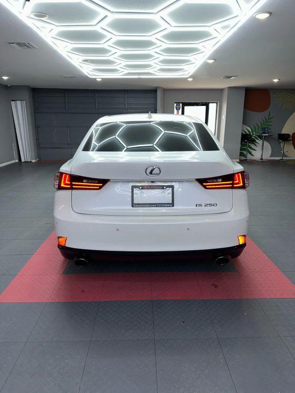 Lexus Is - Thumbnail 11