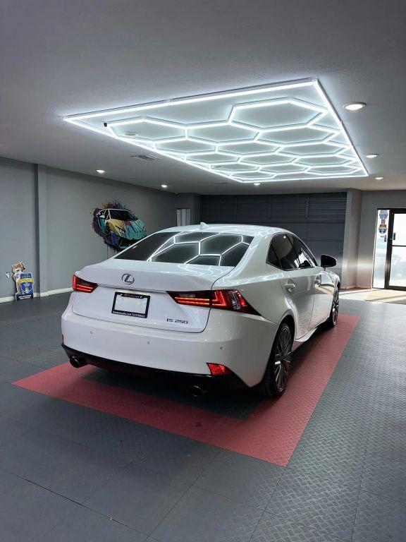 Lexus Is - Thumbnail 12