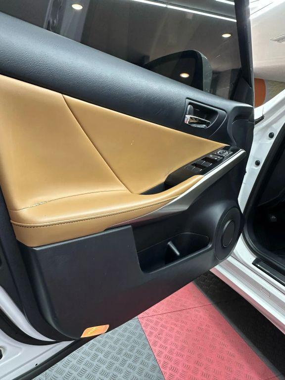 Lexus Is - Thumbnail 15