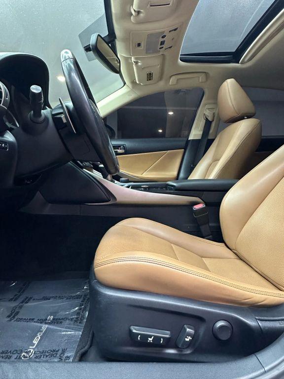 Lexus Is - Thumbnail 17