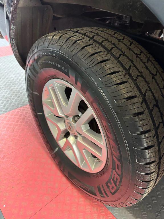 Nissan Frontier Crew Cab - Thumbnail 3