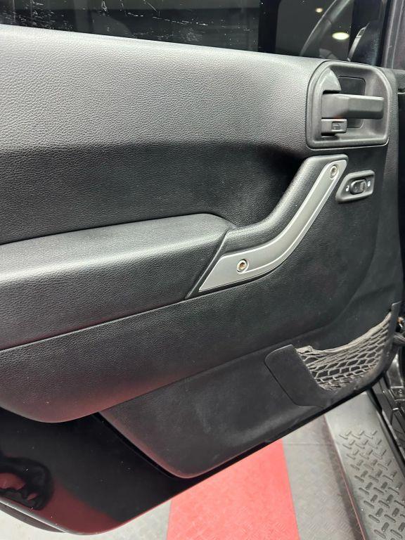 Jeep Wrangler - Thumbnail 15