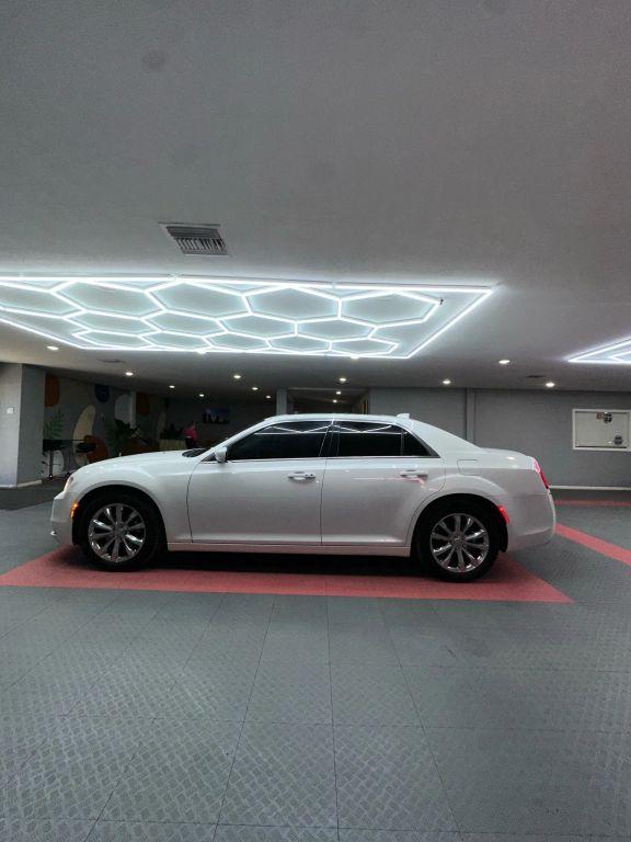 Chrysler 300 - Thumbnail 9