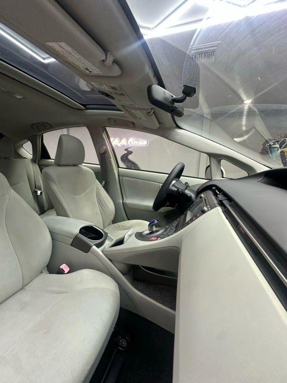 Toyota Prius - Thumbnail 2