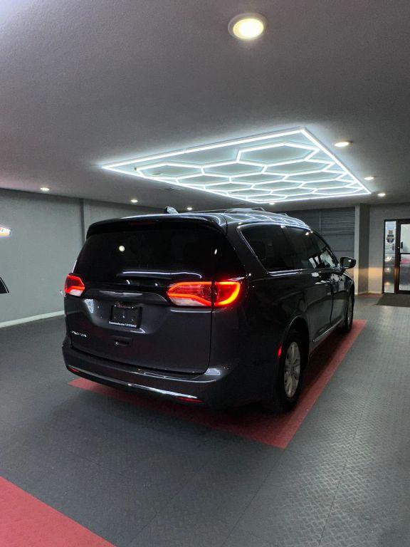 Chrysler Pacifica - Thumbnail 12