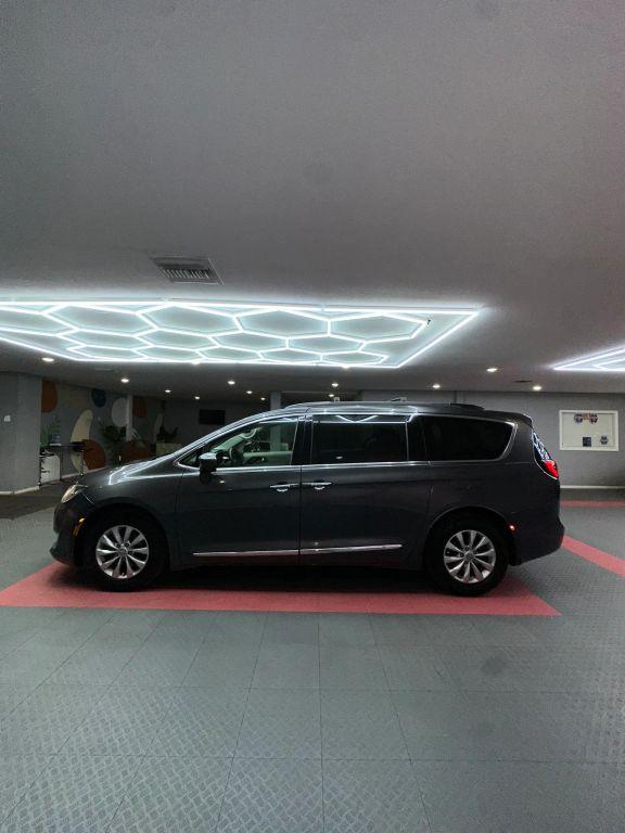 Chrysler Pacifica - Thumbnail 9