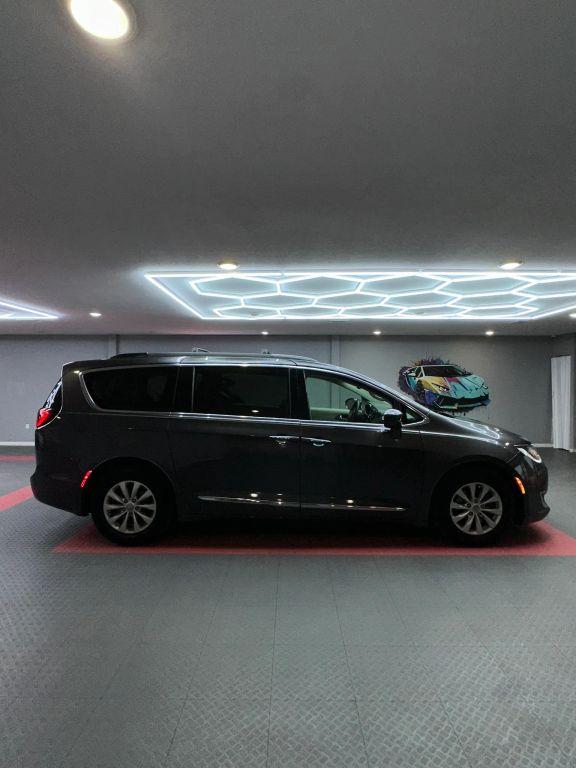 Chrysler Pacifica - Thumbnail 13