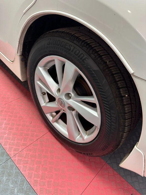 Nissan Altima - Thumbnail 3