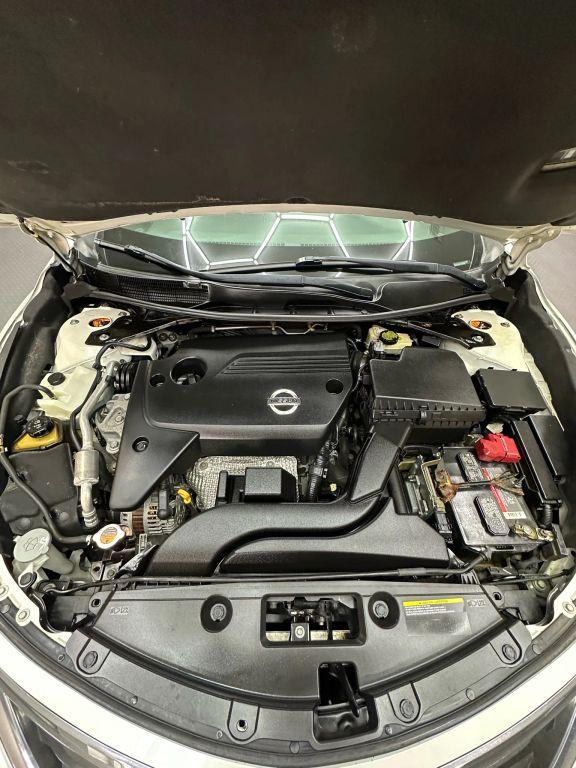 Nissan Altima - Thumbnail 2