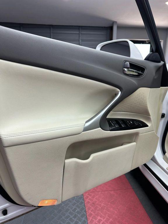 Lexus Is - Thumbnail 15