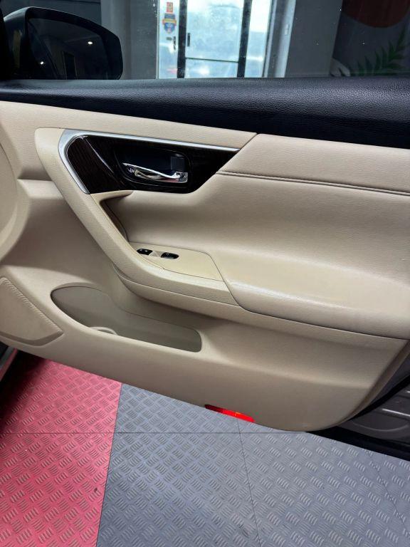 Nissan Altima - Thumbnail 4