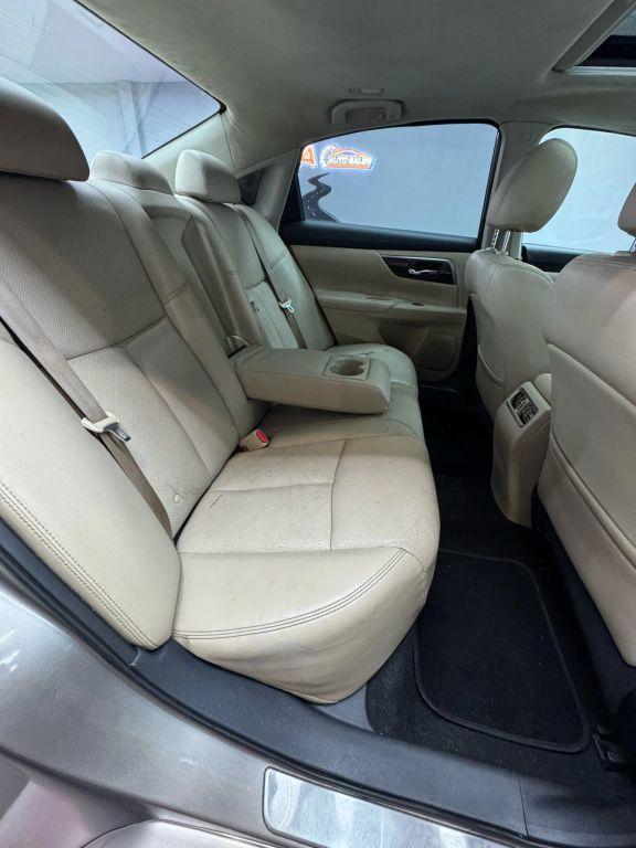 Nissan Altima - Thumbnail 3